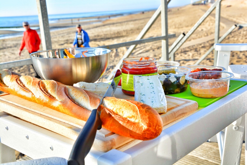 Lekker eten op het strandterras van het vakantiehuisje aan zee