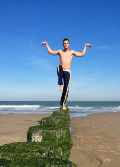 Nathan bij paalhoofden strand Cadzand-Bad