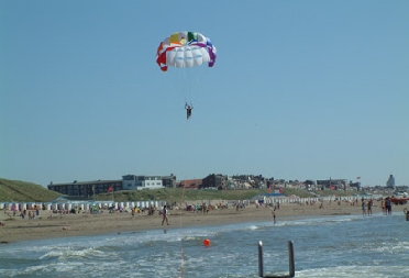 Parasailen bij de strandbungalows