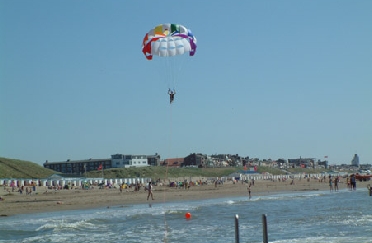 Parasailen bij de strandbungalows