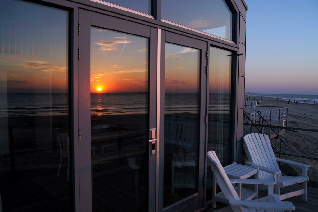 Strandhuisje bij zonsondergang